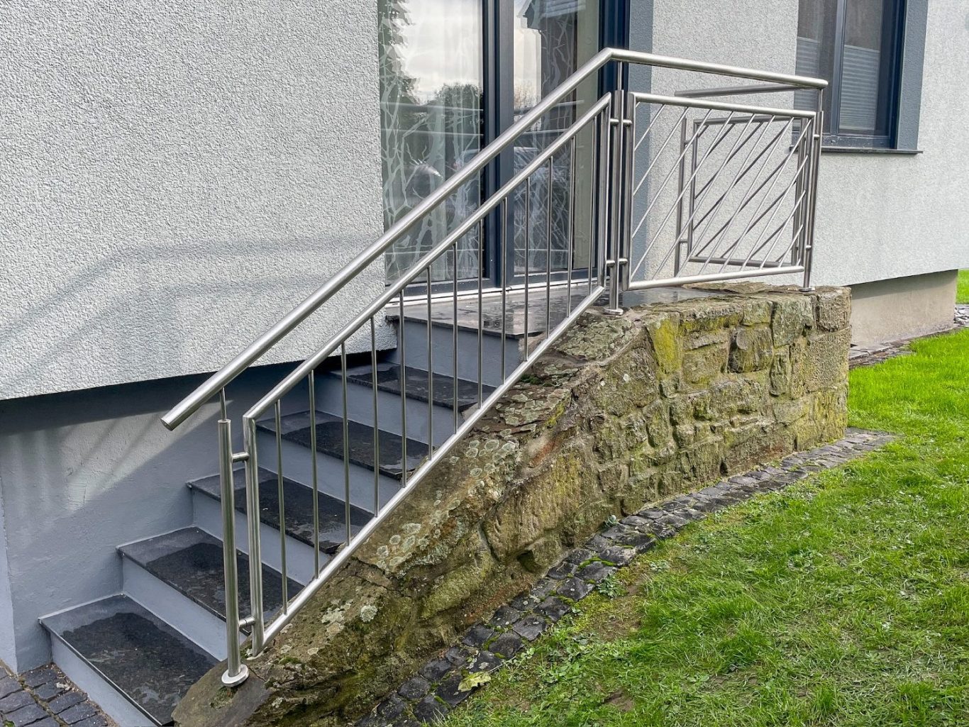 Ein Treppengeländer aus Metall im Außenbereich