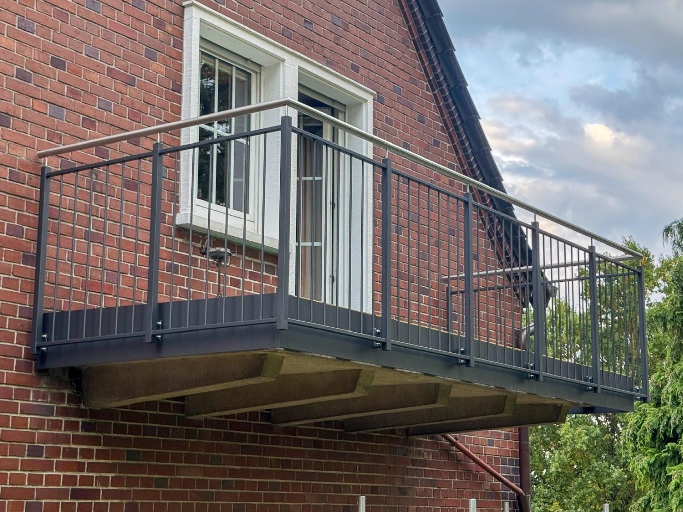 Ein Metallgeländer für einen Balkon