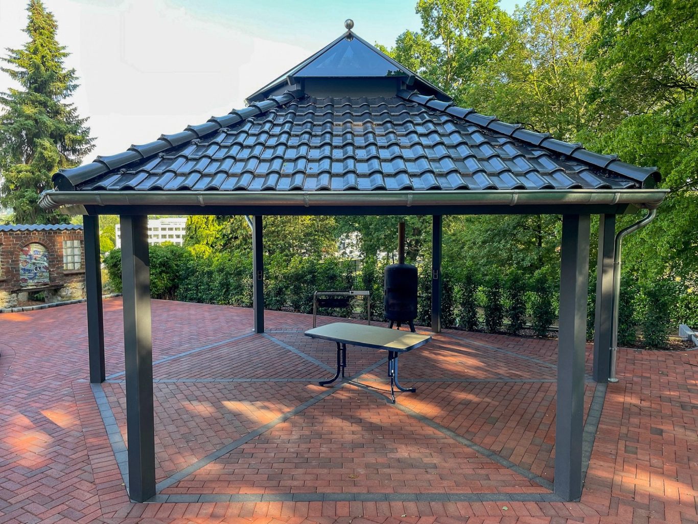 Ein sechseckiger Gartenpavillon aus Glas und Metall