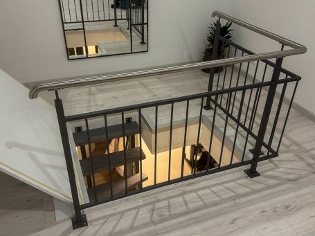 Ein Metallgeländer für einen Treppenaufgang