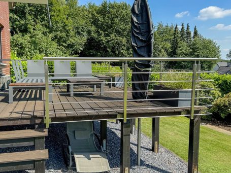 Eine Absturzsicherung aus Metall für eine Terrasse