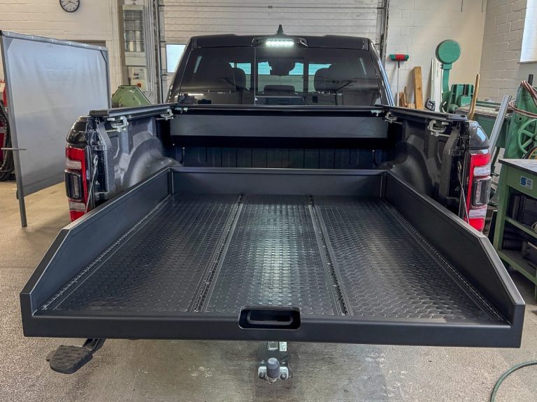 Ein Metallwanne für die Ladefläche eines Autos