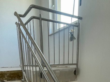 Ein Metallgeländer für einen Treppenaufgang